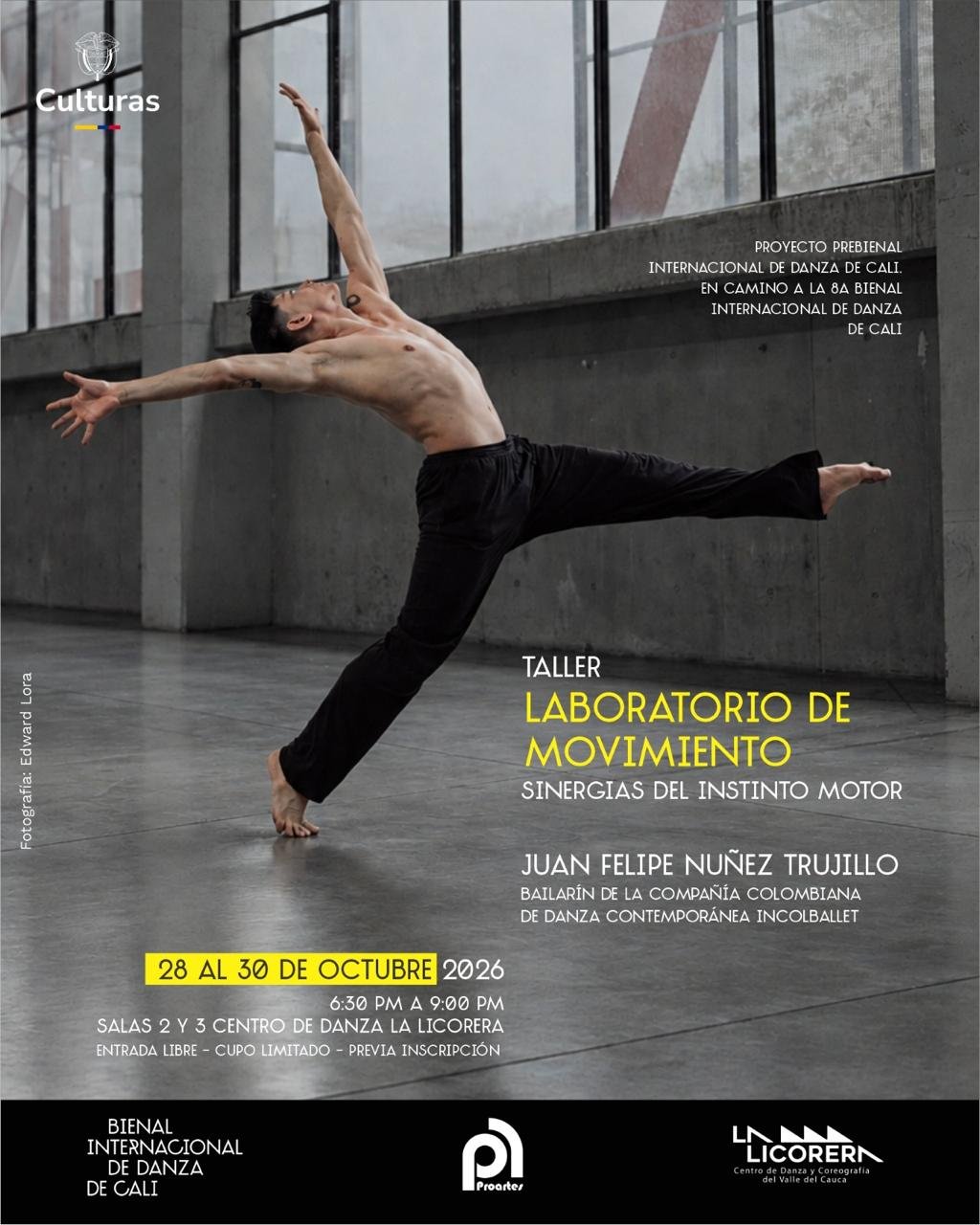 Afiche promocional del taller 'Sinergias del instinto motor'. En la imagen principal, el bailarín Juan Felipe Nuñez Trujillo, con el torso descubierto y pantalón negro, ejecuta un movimiento dinámico de danza contemporánea, inclinando su cuerpo hacia adelante con los brazos extendidos, dentro de un salón amplio de estilo industrial con grandes ventanales.