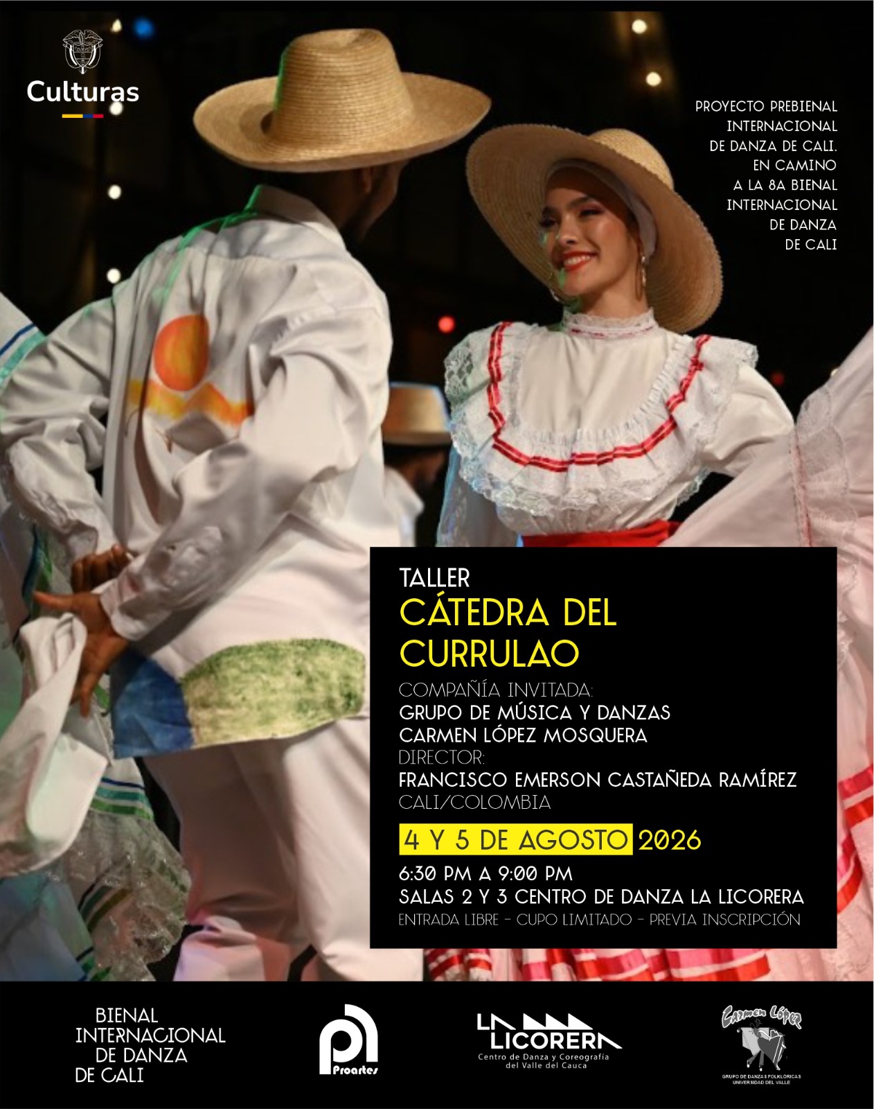 Póster promocional del "Taller Cátedra del Currulao", con la compañía invitada Grupo de Música y Danzas Carmen López Mosquera y su director Francisco Emerson Castañeda Ramírez (Cali/Colombia). En la fotografía de fondo se observa a una pareja de bailarines interpretando una danza tradicional; la mujer sonríe mirando a su compañero, vistiendo una blusa blanca con detalles de encaje, falda roja y sombrero de paja. El hombre, captado de espaldas, viste camisa y pantalón blancos con un paisaje pintado a mano en la espalda de su camisa, sostiene un pañuelo blanco y lleva un sombrero de paja. El diseño incluye un bloque de texto que indica las fechas (4 y 5 de agosto de 2026), horario (6:30 p.m. a 9:00 p.m.) y ubicación (Salas 2 y 3 del Centro de Danza La Licorera), indicando entrada libre con cupo limitado y previa inscripción. En la parte inferior y superior se ubican los logotipos del Ministerio de las Culturas, la Bienal Internacional de Danza de Cali, Proartes, La Licorera y el Grupo Carmen López.