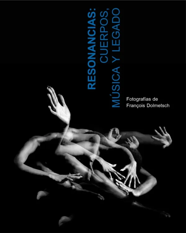 Fotografía en blanco y negro que muestra una exposición múltiple del torso, brazos y manos de una persona, creando un efecto de movimiento fluido y repetido sobre un fondo oscuro. En la parte superior derecha se lee el texto en letras azules "RESONANCIAS: CUERPOS, MÚSICA Y LEGADO", acompañado en color blanco por "Fotografías de François Dolmetsch". 
